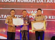 Pj Bupati Tubaba Bersama Kepala Tiyuh Pulung Kencana Terima Penghargaan Juara 1 Nasional Dari BKKBN RI