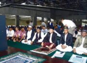 Pj Bupati Tubaba Sholat Idul Adha di Islamic Center Tubaba bersama Keluarga dan menyerahkan hewan kurban kepada pengurus Pondok Pesantren Modern Al Furqon